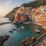 spalvingi pakrantės kaimeliai ant uolų