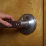 Ar užrakinate miegamojo duris?