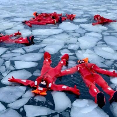 maudynės eketėje neša moterį