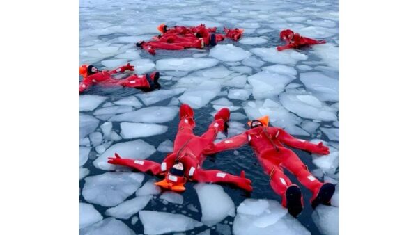 maudynės eketėje neša moterį