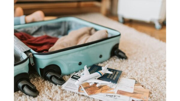 skrydžių palydovų būtiniausių daiktų pakavimas