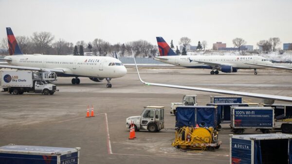 Ryanair skelbia skrydžių atšaukimą dėl degalų krizės