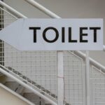 pasinaudokite lėktuvo tualetu prieš nusileidžiant