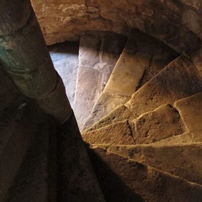mėgstami laikrodžio rodyklės kryptimi besisukantys spiraliniai laiptai