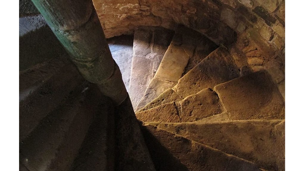 mėgstami laikrodžio rodyklės kryptimi besisukantys spiraliniai laiptai