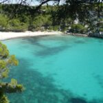 Nuotrauka: Paul Stephenson, CC BY 2.0, <a href="https://commons.wikimedia.org/wiki/File:Cala_Macarella.jpg" rel="nofollo