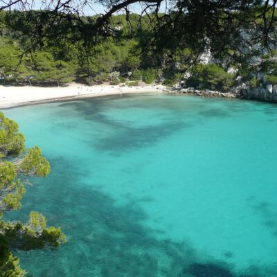 Nuotrauka: Paul Stephenson, CC BY 2.0, <a href="https://commons.wikimedia.org/wiki/File:Cala_Macarella.jpg" rel="nofollo
