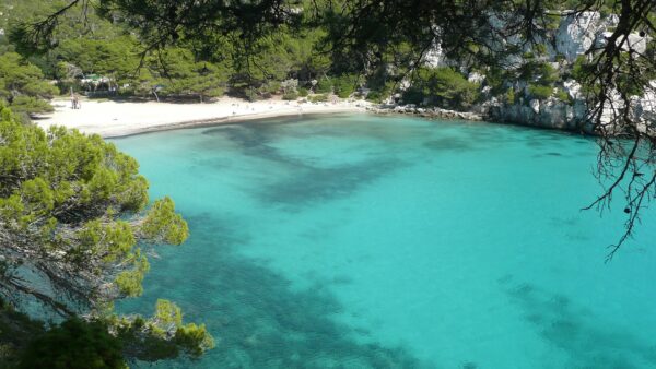 Nuotrauka: Paul Stephenson, CC BY 2.0, <a href="https://commons.wikimedia.org/wiki/File:Cala_Macarella.jpg" rel="nofollo