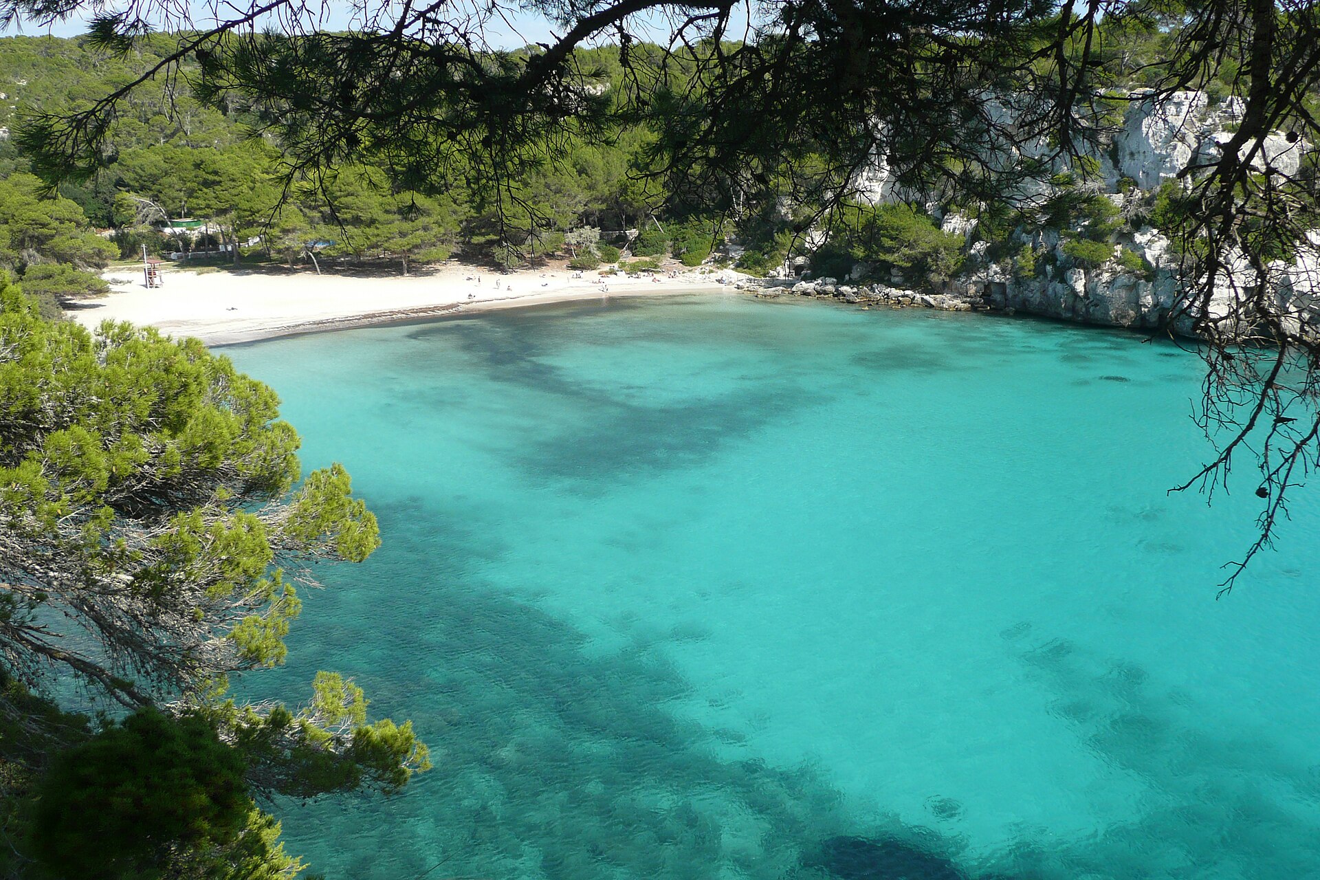 Nuotrauka: Paul Stephenson, CC BY 2.0, <a href="https://commons.wikimedia.org/wiki/File:Cala_Macarella.jpg" rel="nofollo