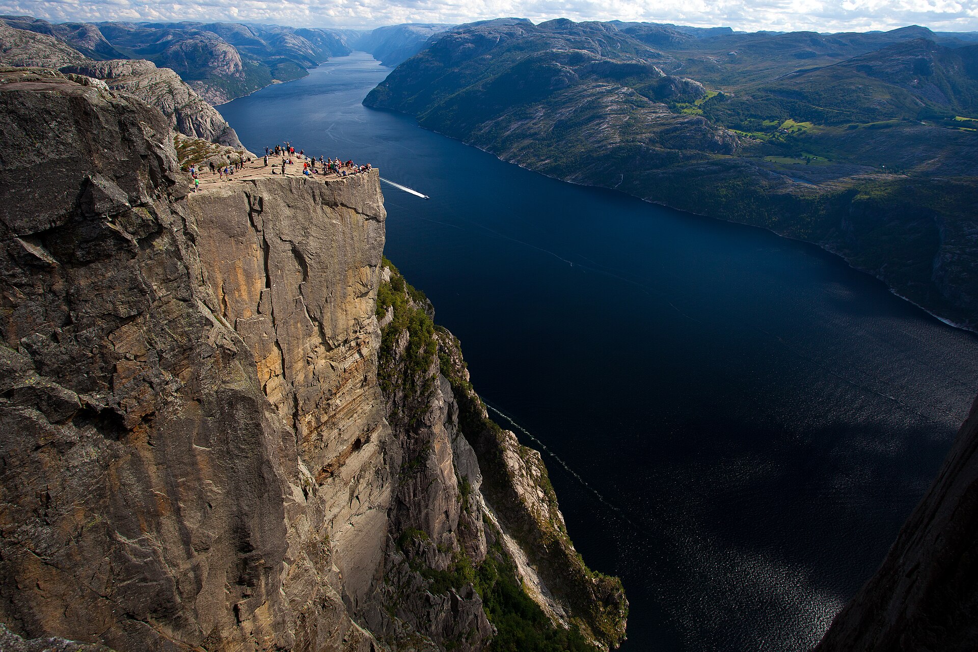 Nuotrauka: Svein Magne Tunli, CC BY-SA 4.0, <a href="https://commons.wikimedia.org/wiki/File:Preikestolen-lysefjord-tunl