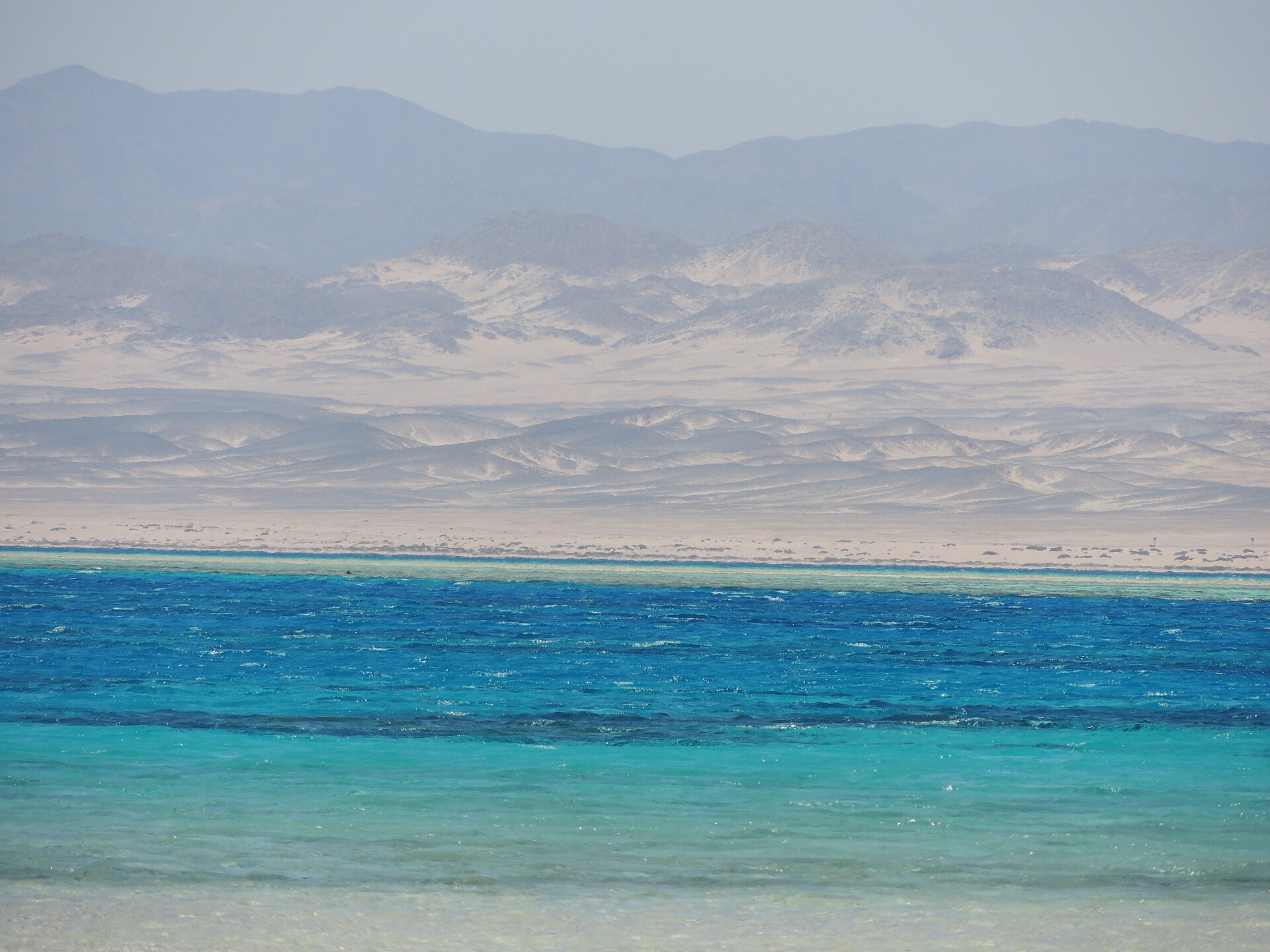Nuotrauka: Yoori2k17, CC BY-SA 4.0, <a href="https://commons.wikimedia.org/wiki/File:Ras_Hankorab_Beach_Sharm_El_Luli