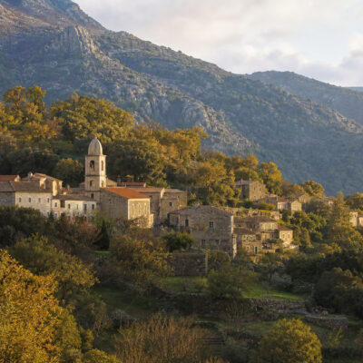 Sardinijos kaimas, kuris gali tapti nauja „mėlynąja zona“: moterys čia gyvena iki 100 metų, o atminties sutrikimų nepastebėta