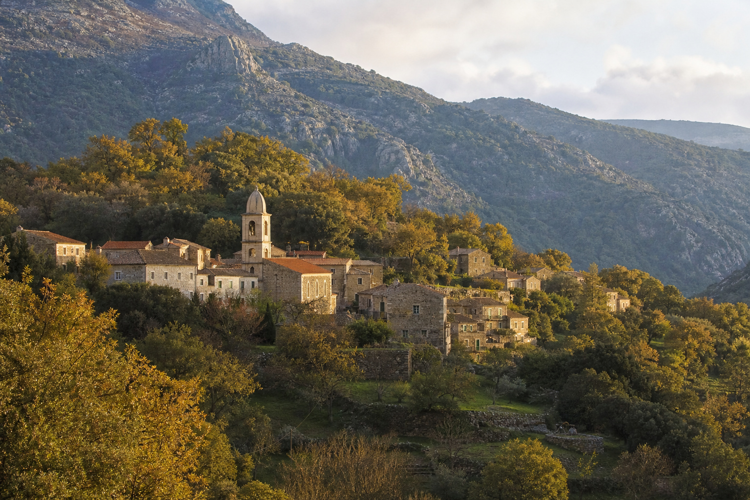 Sardinijos kaimas, kuris gali tapti nauja „mėlynąja zona“: moterys čia gyvena iki 100 metų, o atminties sutrikimų nepastebėta