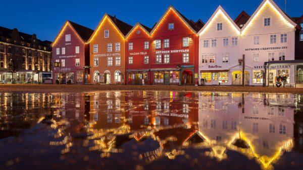Kodėl Bergene neperšlampama striukė svarbesnė už žemėlapį? Po audros „Boelo“ trumpam buvo uždarytas net Bryggen