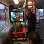 Garsiai leidi muziką autobuse? Britanija ruošia baudas, kurios gali kainuoti kaip savaitgalis Londone