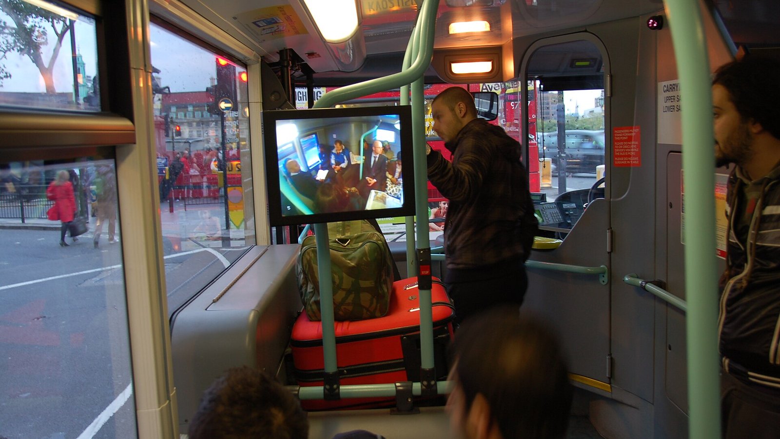 Garsiai leidi muziką autobuse? Britanija ruošia baudas, kurios gali kainuoti kaip savaitgalis Londone
