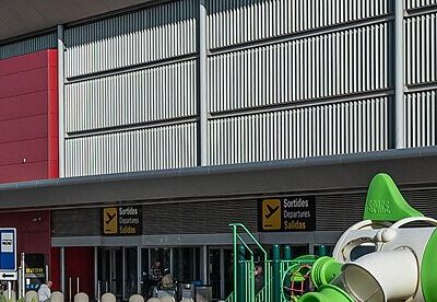 Ibicos oro uostas po vandeniu: audra „Adam“ lėktuvus nukreipė kitur, kelias į terminalą uždarytas