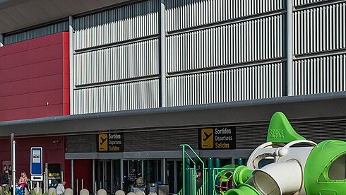 Ibicos oro uostas po vandeniu: audra „Adam“ lėktuvus nukreipė kitur, kelias į terminalą uždarytas