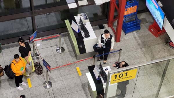 JAV nuo lapkričio 3 d. prieš įlaipinimą reikalaus naujo parašo: be jo į lėktuvą neįleis net turinčių ESTA