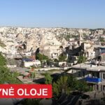 Turkijoje yra kraštas, kur žmonės šimtmečius gyveno uolose, o dabar ten galima nakvoti viešbutyje oloje