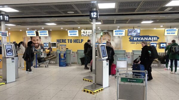 Nuo lapkričio 10 d. Ryanair registracija oro uoste baigsis valanda iki skrydžio: ką keistų tie, kas veža lagaminą