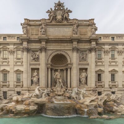 Šuolis į Trevi fontaną, akmenys iš Pompėjos ir „Diet Coke“ uždraustoje saloje: turistų, kuriems atostogos baigėsi skandalu