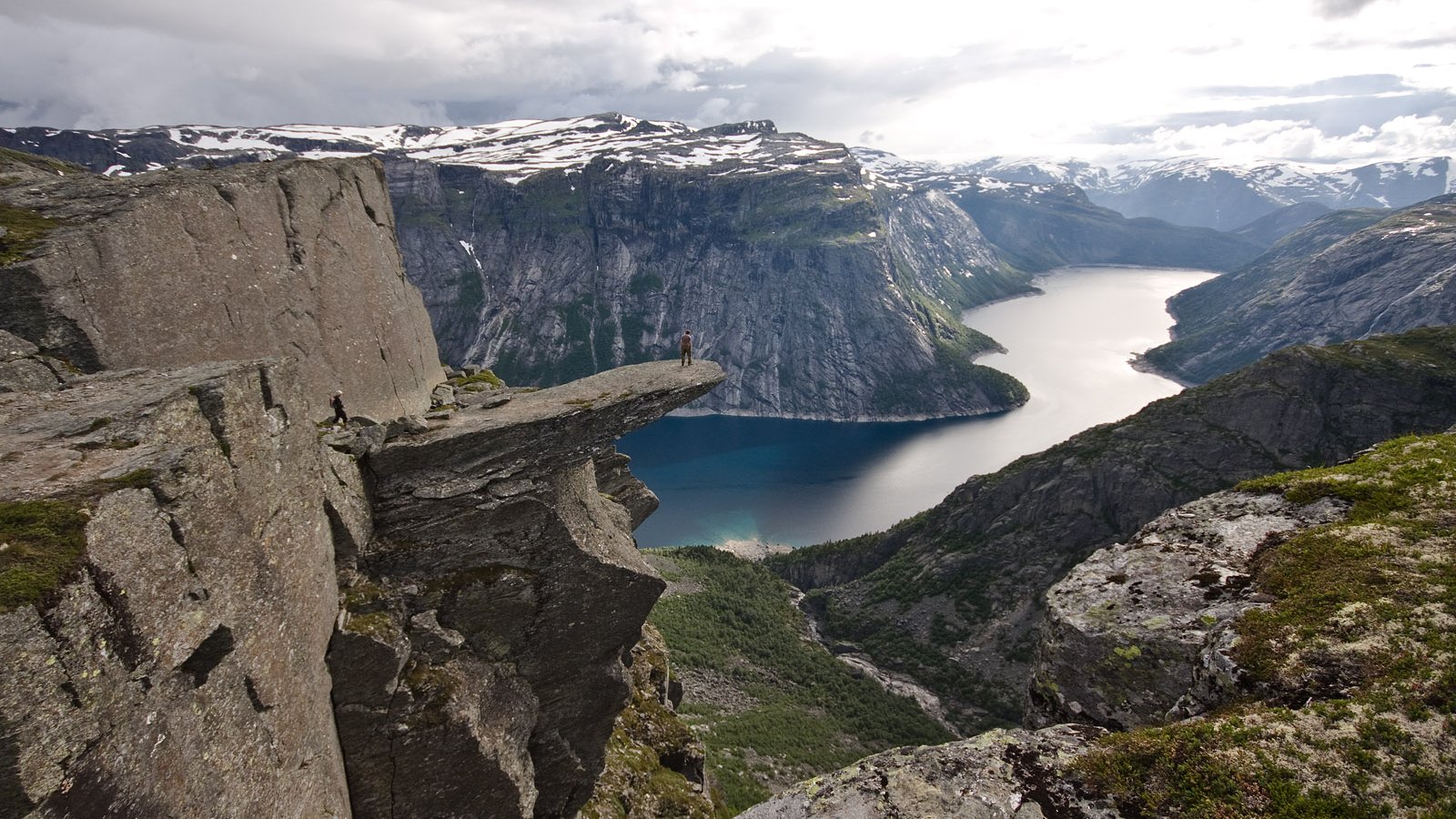 Trolltunga ir Preikestolen rudenį: kodėl tos pačios nuotraukos vietoje dabar dažniau baigiasi gelbėtojų iškvietimu